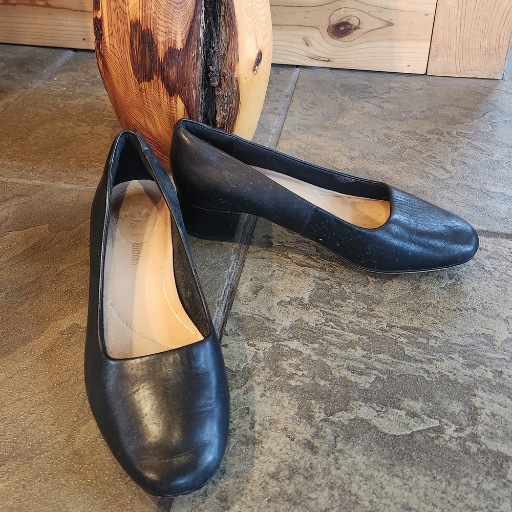 Classic Black Leather Size 6 Clark's Low Heel Pumps